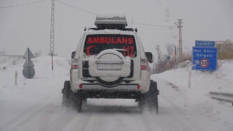 Köyde mahsur kalan hasta, paletli ambulansla kurtarıldı