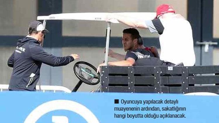 Sakatlanan yıldız oyuncu golf arabasıyla götürüldü