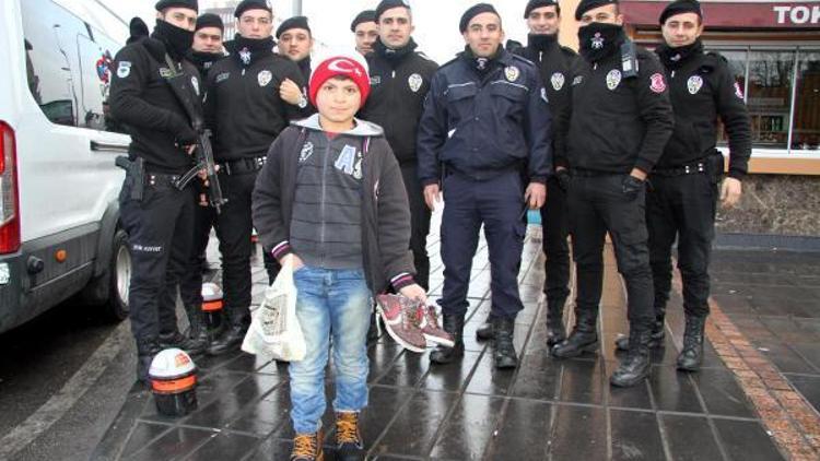 Polisten, ayağı üşüyen Suriyeli çocuğa sıcak hediye
