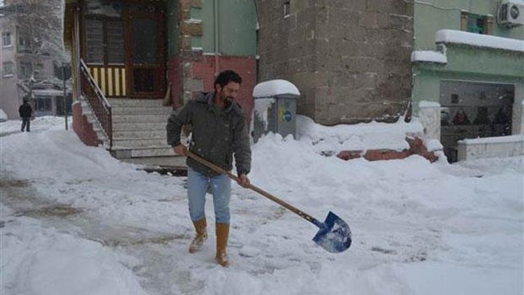 Belediye işçisi kar çalışması yaparken 6 altın bilezik buldu