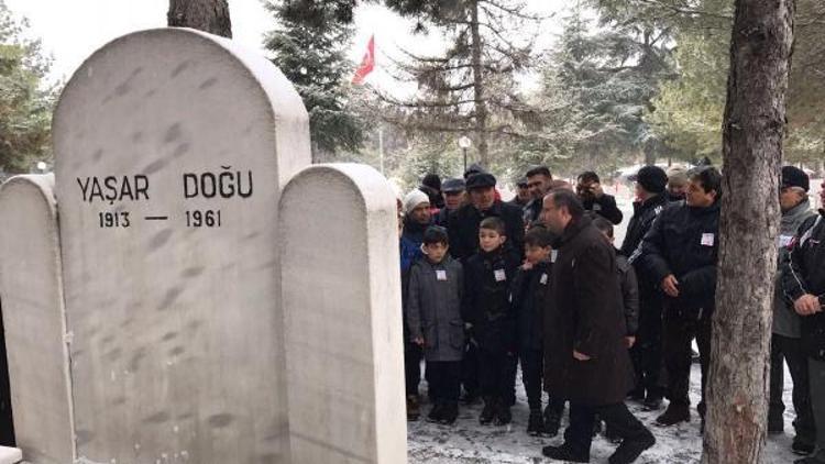 Yaşar Doğu kabri başında anıldı