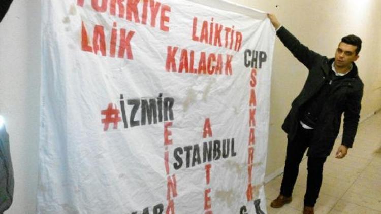 Türkiye laiktir, laik kalacak pankartı açan 3 genç tartaklandı