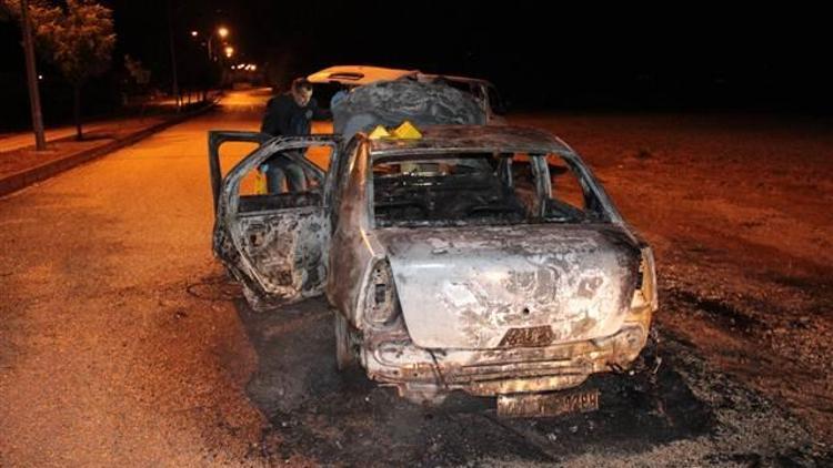 Taksiciyi dövüp aracını yaktılar