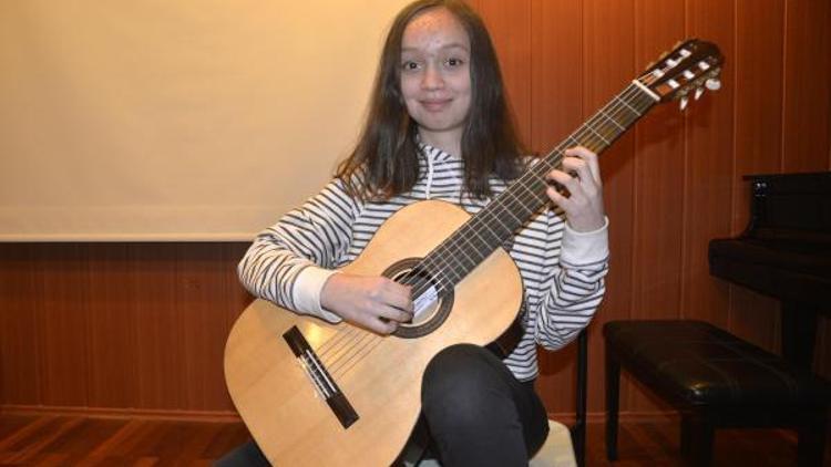 13 yaşındaki gitar virtüözü Aylin, Romanyada birinci oldu
