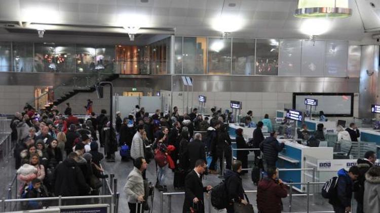 Atatürk Havalimanında uçakların kalkışlar gecikmeli, inişler sıkıntılı