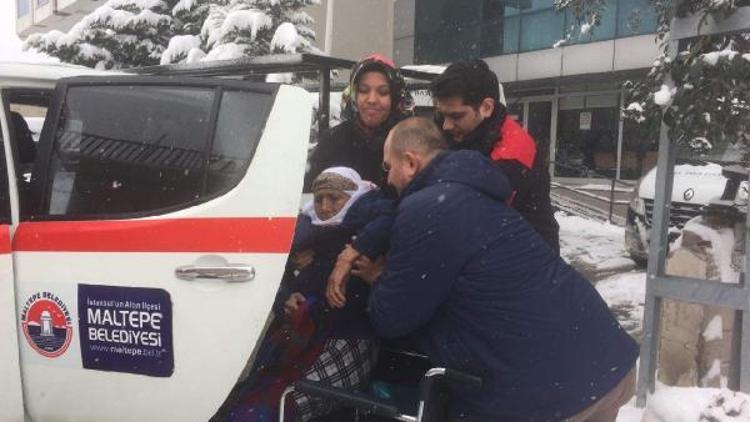 Karla kapanan sokakta oturan hastaları hastaneye ulaştırdılar