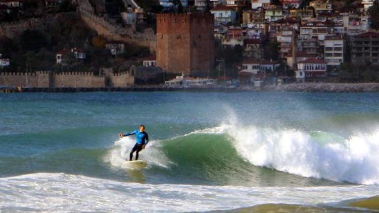 Dalgalı deniz sörfçülere yaradı