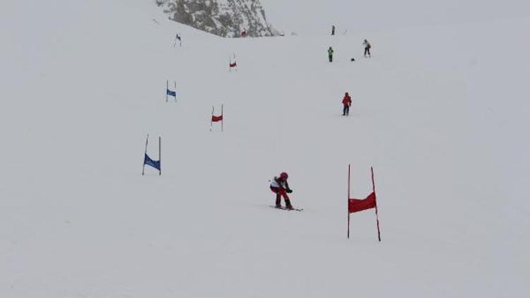 Hakkaride 2 bin 800 rakımda kayak yarışması
