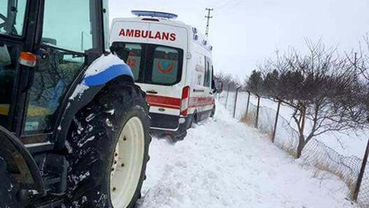 Kara saplanan ambulansı muhtar traktörüyle kurtardı