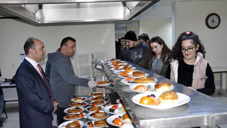 Gece ders çalışan öğrenciye ücretsiz çay simit