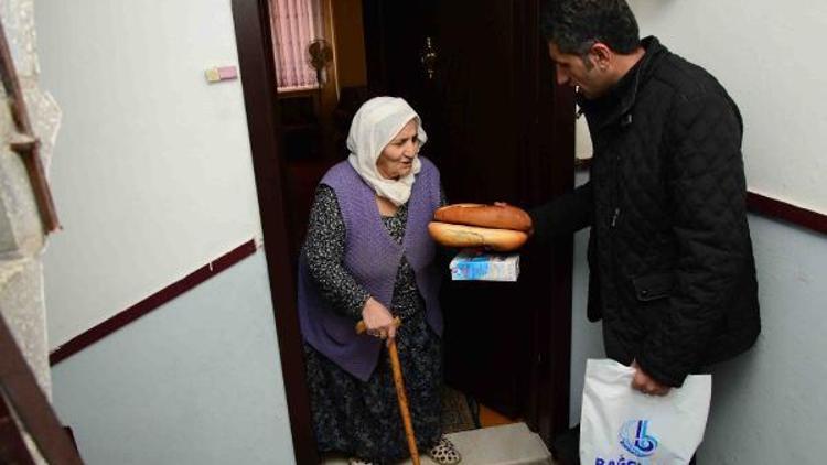 Evinden çıkamayan engelli ve yaşlılara ekmek ve süt yardımı