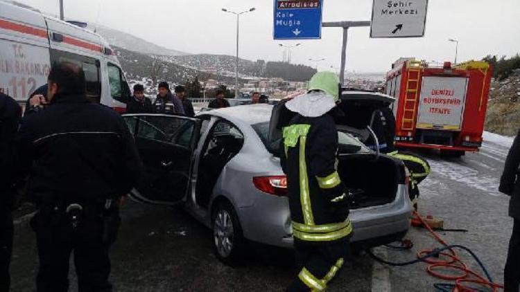 Denizlide otomobil bariyerlere çarptı: 1 ölü, 2 yaralı