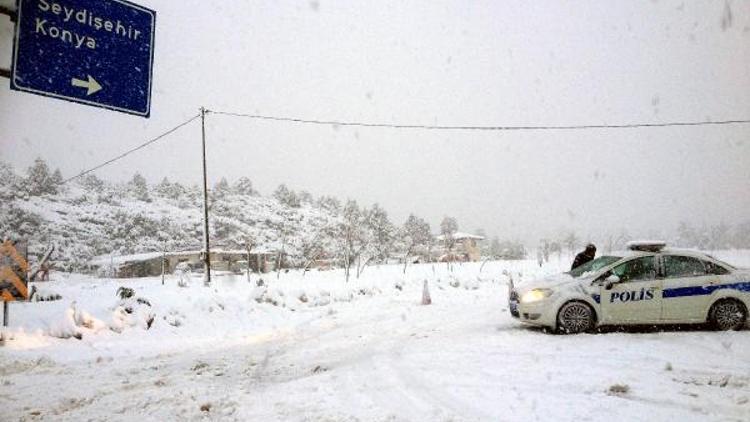 Antalyada kar nedeniyle yollar kapandı (5)