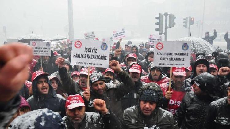 Karabağlar Belediyesinde grev ilanı asıldı