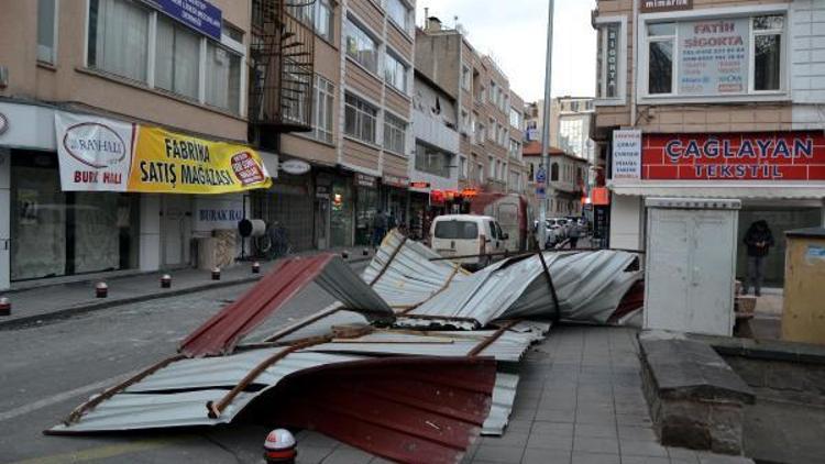 Kayseride şiddetli rüzgar çatıları uçurdu