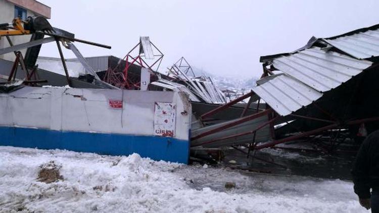 Bigada kapalı pazaryerinin çatısı çöktü