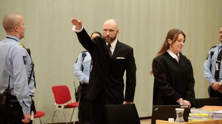 Breivik’ten temyiz duruşmasında Nazi selamı