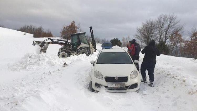 Karla kaplı yolda mahsur kalan 2 kişi kurtarıldı