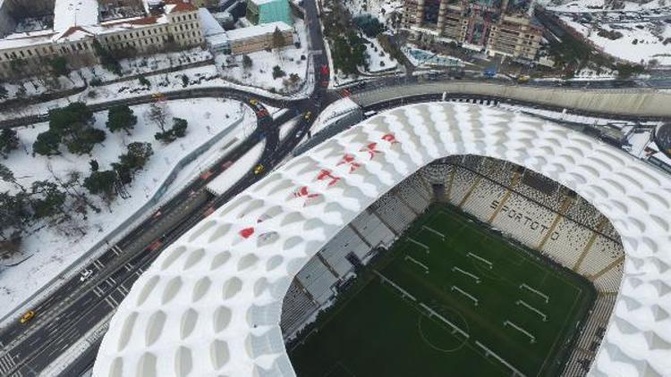 Vodafone Arenanın çatısında biriken kar yağışın durması ile temizlenmeye başladı