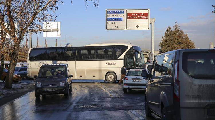 Buzlu yollarda kaza üstüne kaza