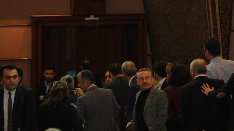 Ensar Vakfı tartışması mikrofon kapattırdı, CHP grubu Meclisi terk etti