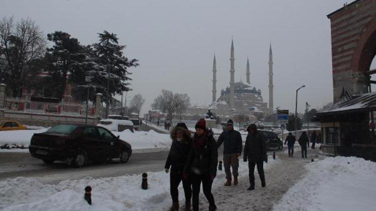 Okulların yine tatil edildiği Edirnede Valilikten ciddi kar uyarısı