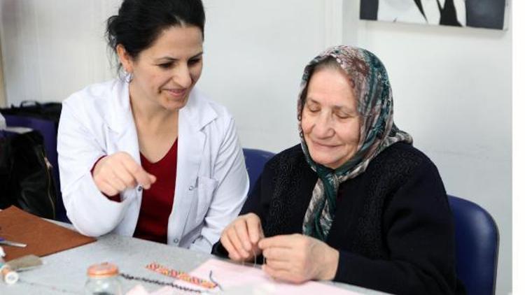 80 yaşında, takı tasarım kursunda boncuklara hayat veriyor