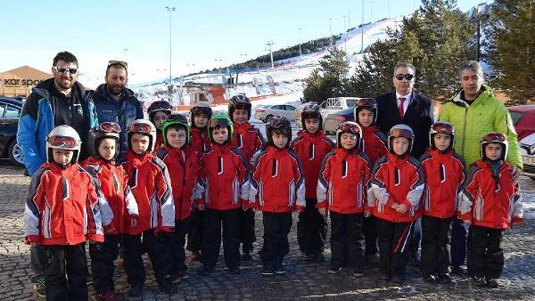 Erzurumda 6-8 yaş çocuklara kayak