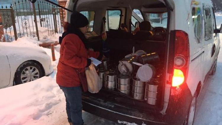 İhtiyaç sahiplerine karda yakacak ve gıda yardımı yapıldı