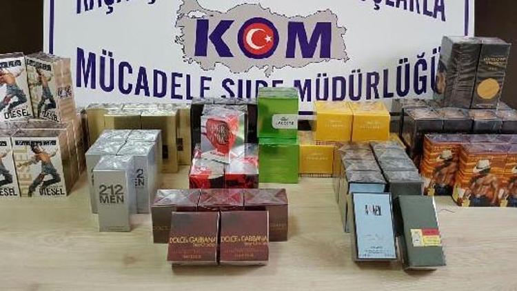 Denizlide kaçak sigara, parfüm ve cep telefonu ele geçirildi