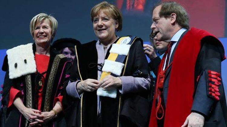 Merkel, Belçika’da protesto edildi