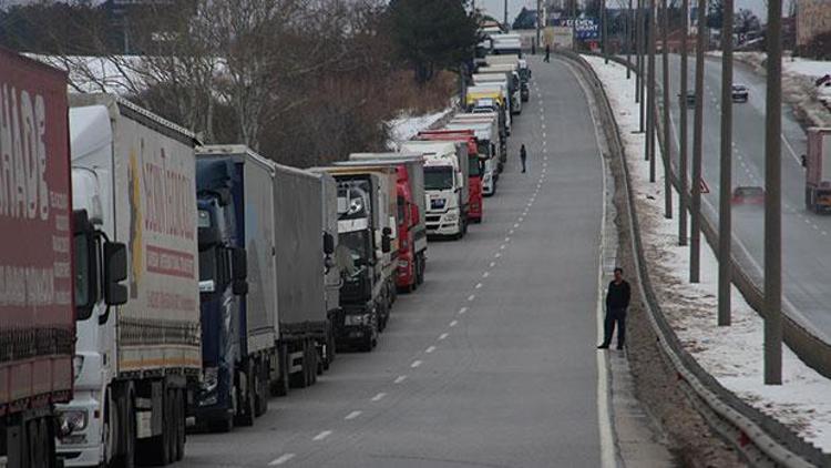 Kuyruk 25 kilometreye ulaştı