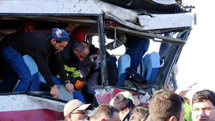 Rizede TIR, yolcu midibisüne çarptı: 1 ölü, 20 yaralı
