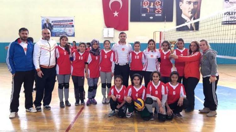 Cumhuriyet Ortaokulu, voleybolda şampiyon