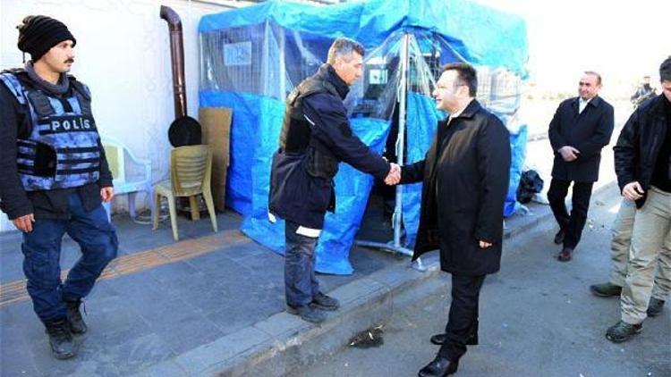 Vali Aksoy, uygulama yapan polisleri ziyaret ederek, tatlı ikram etti