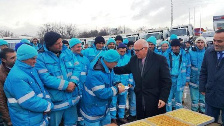 Başkan Eşkinattan temizlik personeline baklavalı teşekkür