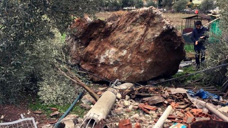 Marmariste yamaçtan düşen kayalar korkuttu