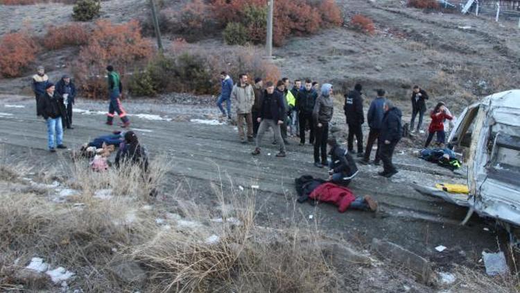 Servis minibüsü devrildi: sürücü öldü, 14 öğrenci yaralandı