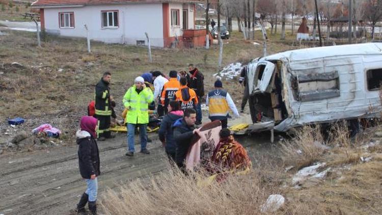 Servis minibüsü devrildi: Sürücü öldü, 14 öğrenci yaralandı - ek fotoğraf