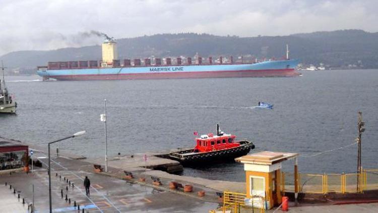Dev konteyner gemisi Çanakkale Boğazından geçti