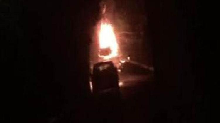 İstanbulda gece yarısı yanarak ilerleyen araçtan ceset çıktı
