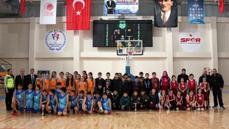 Mehmetçik Ortaokulu Basketbolun il birincisi