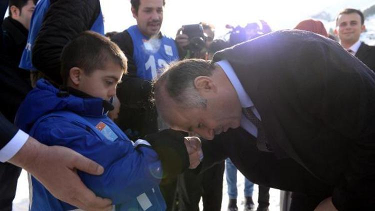 Erzurum Valisi, özel sporcunun elini öptü