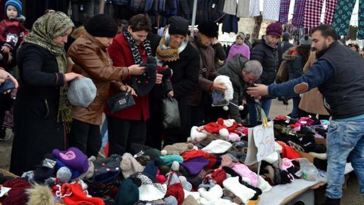 Gelibolu Pazarında eldiven, atkı ve şapkalara büyük rağbet