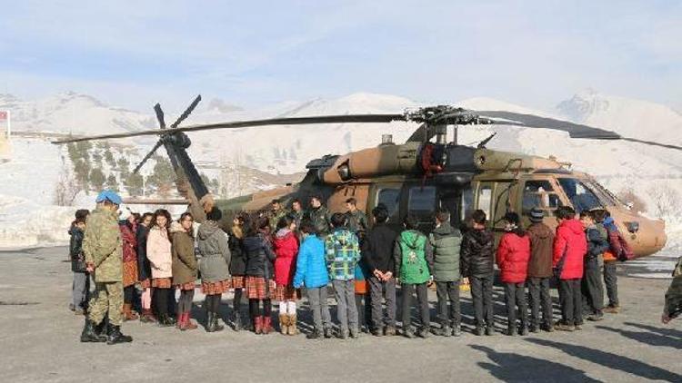 Hakkarili öğrenciler Komando Tugayına misafir oldu, askeri helikoptere bindi