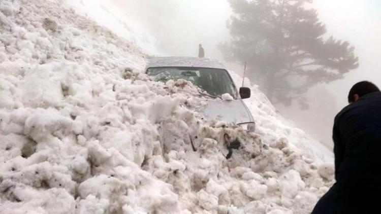 Aracıyla çığ altında kaldı