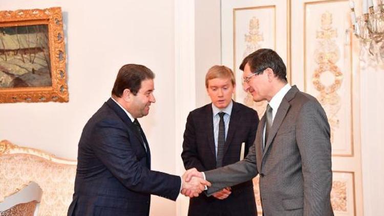 Başkan Ali Kılıç “Karlov” için karanfil bıraktı