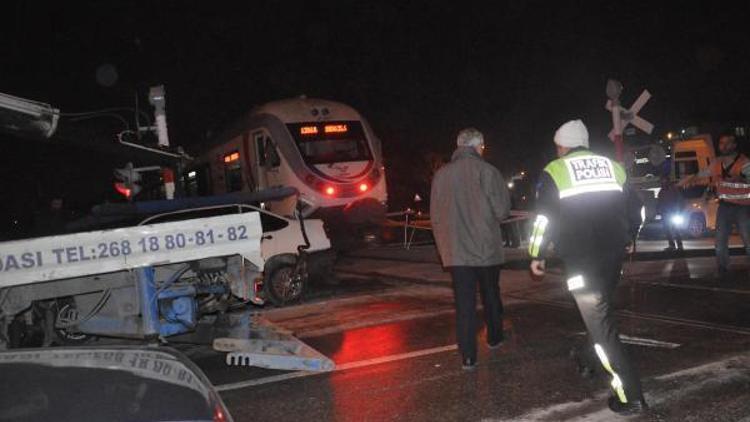 Otomobil hemzemin geçitte trene çarptı: 1 yaralı
