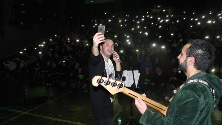 Öğretmen arkadaşları ve öğrencileri ile Rock grubu kurdu