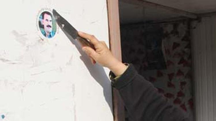 Polisi gören kadın Abdullah Öcalan çıkarmasını bıçakla kazıdı